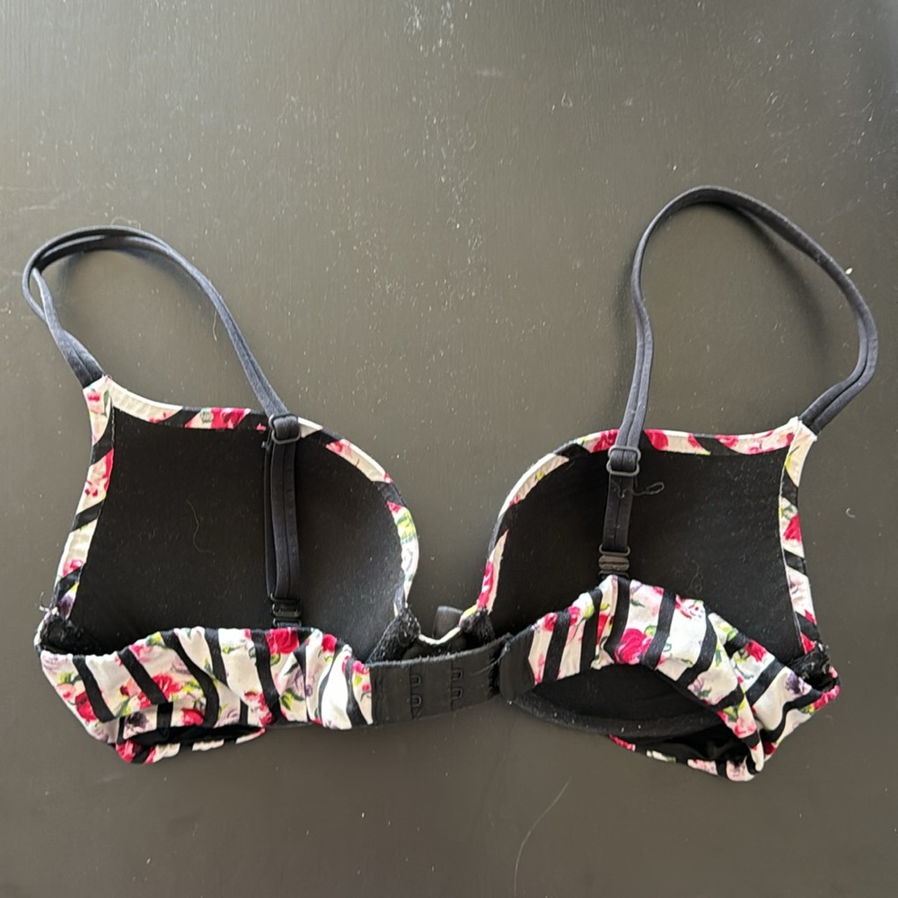 Victorias Secret VS very sexy push up bra - Picture 2 of 3